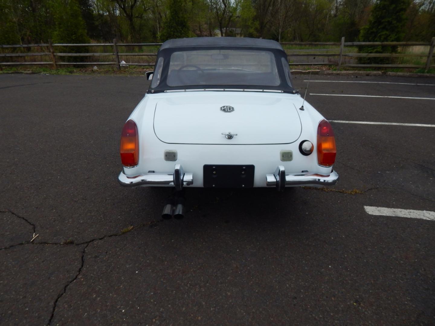 1972 White /Black MG Midget (GAN5UC10613) with an 4 cylinder engine, 4 speed manual transmission, located at 6528 Lower York Road, New Hope, PA, 18938, (215) 862-9555, 40.358707, -74.977882 - Here for sale is very nice 1972 MG Midget convertible. Under the hood is a 4 cylinder which puts power to the rear wheels via a 4 speed manual transmission. Features include; black vinyl interior in great shape, wooden shift knob, AM/FM/CD, Sony head unit, Black vinyl convertible top, chrome bumpe - Photo#8